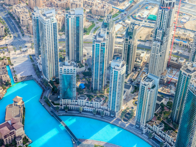 vue aérienne du burj khalifa, des immeubles et des fontaines