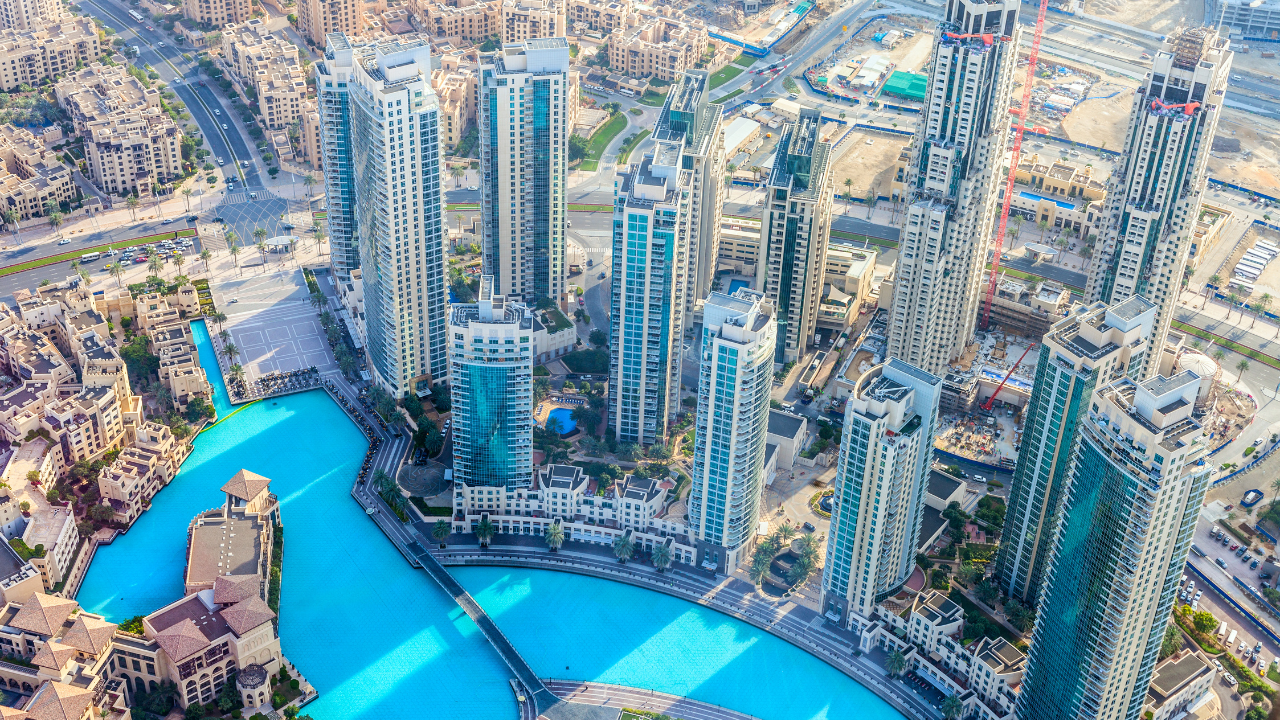 vue aérienne du burj khalifa, des immeubles et des fontaines
