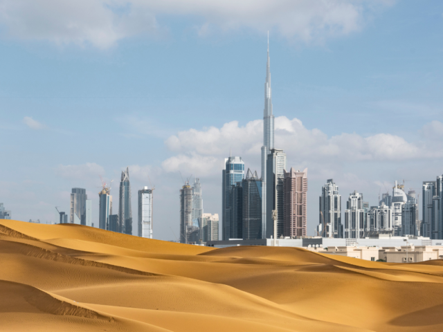 désert de dubai avec dubai en fond