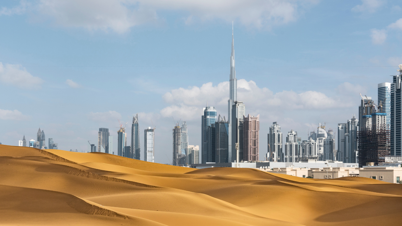 désert de dubai avec dubai en fond