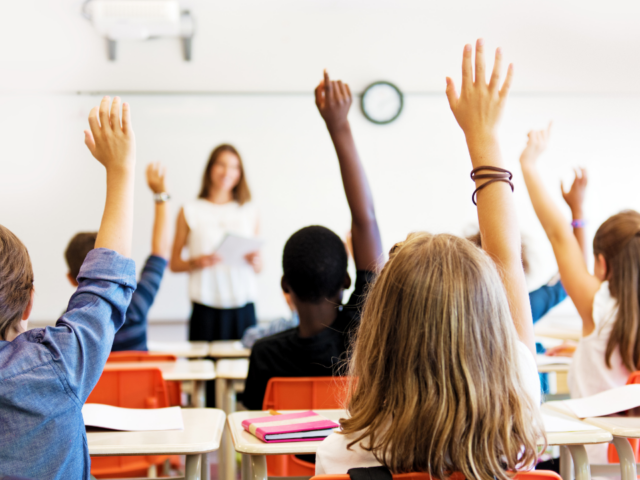 des élèves assis dans une salle de classe à dubai