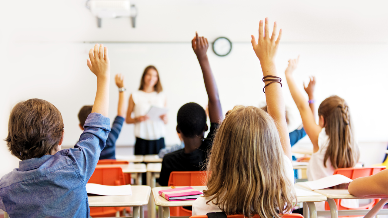 des élèves assis dans une salle de classe à dubai
